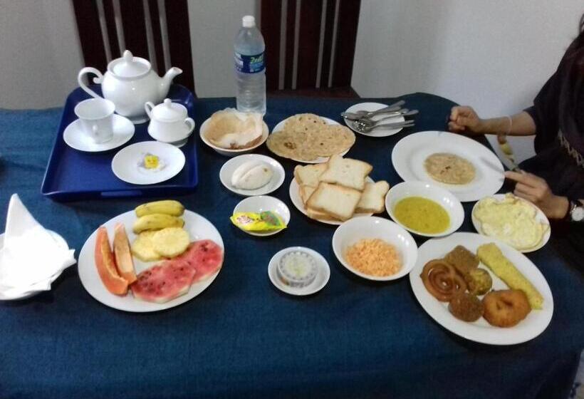 Пансион Tourist Holiday Inn