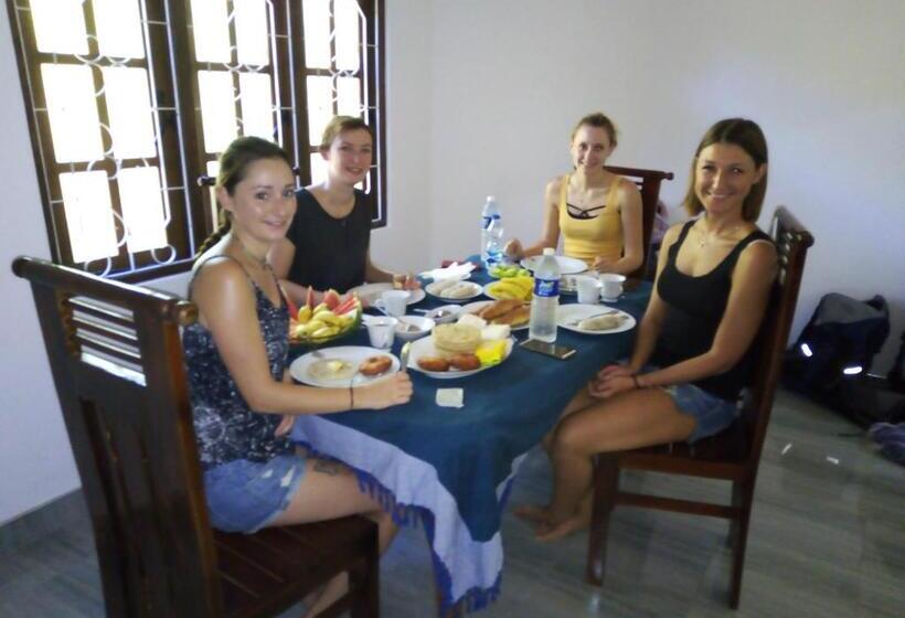 Пансион Tourist Holiday Inn