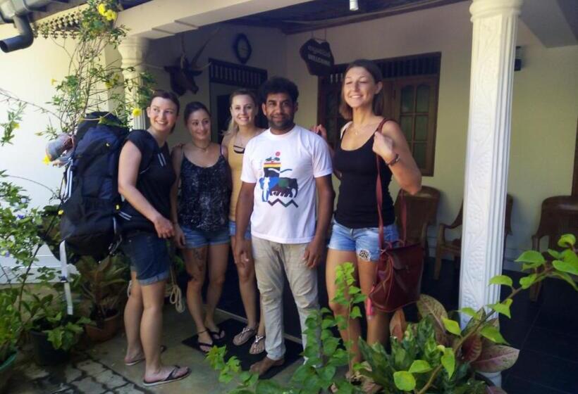 Пансион Tourist Holiday Inn