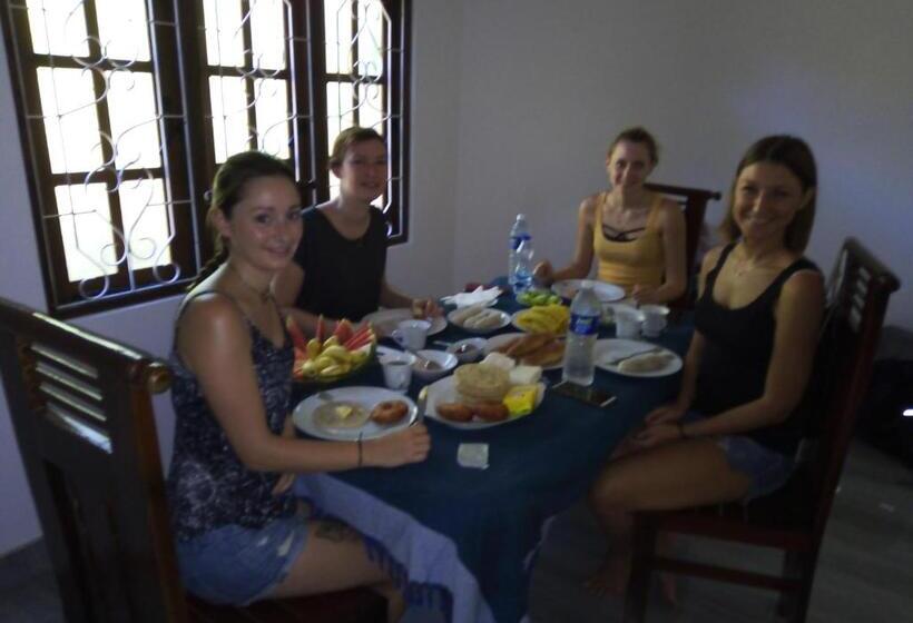 Пансион Tourist Holiday Inn