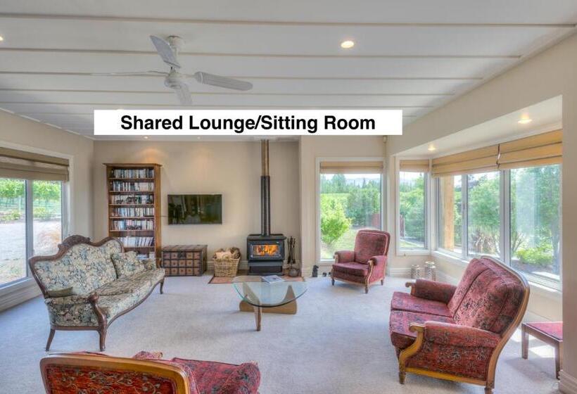 تختخواب و صبحانه Grey Ridge Vineyard Experience