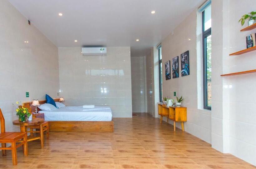 هتل Hugo Homestay