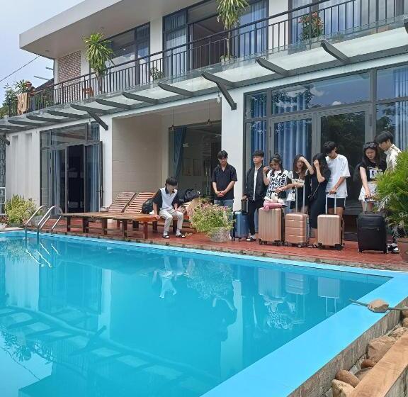 هتل Hugo Homestay