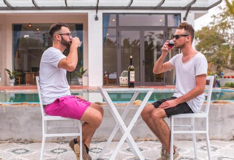 هتل Hugo Homestay