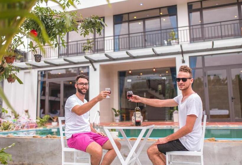 هتل Hugo Homestay