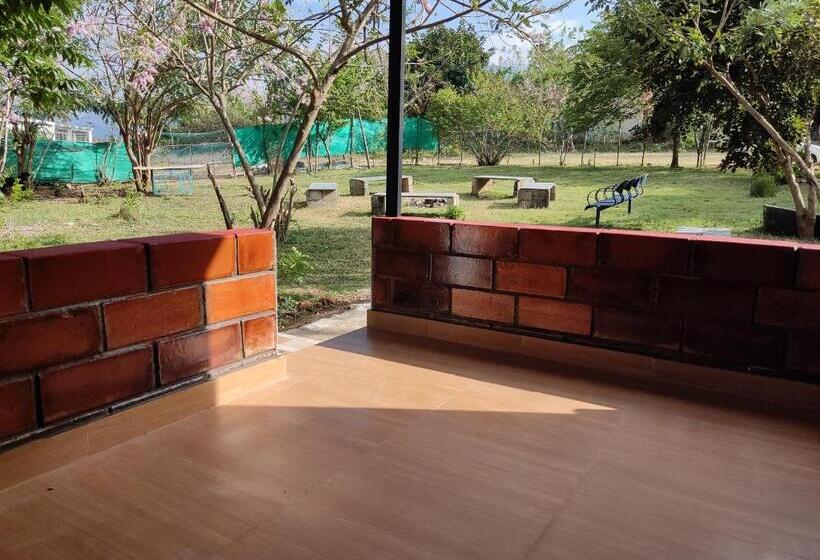 Общежитие Green Hills Farm And Guest House