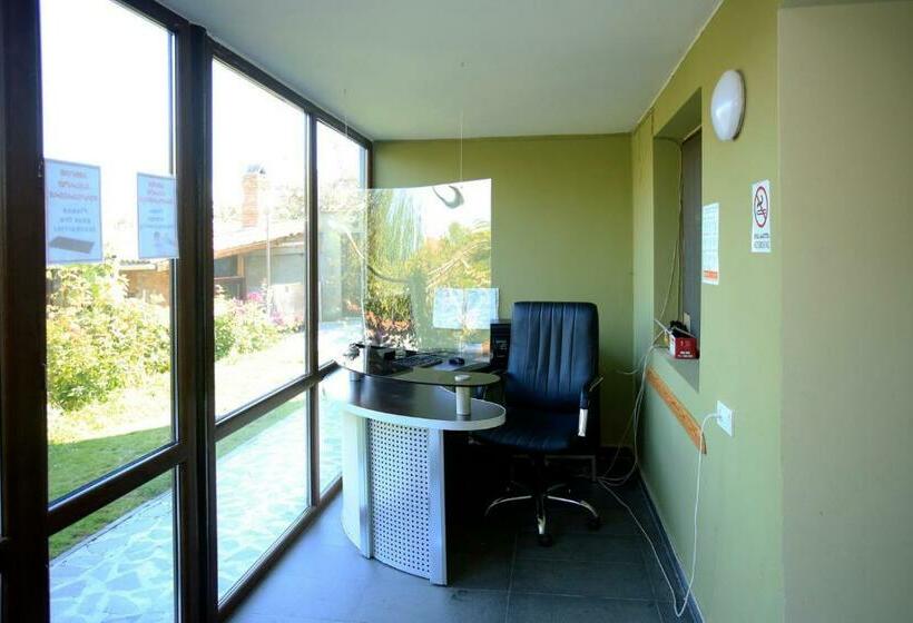 پانسیون Bucha`s Guest House & Wine Cellar