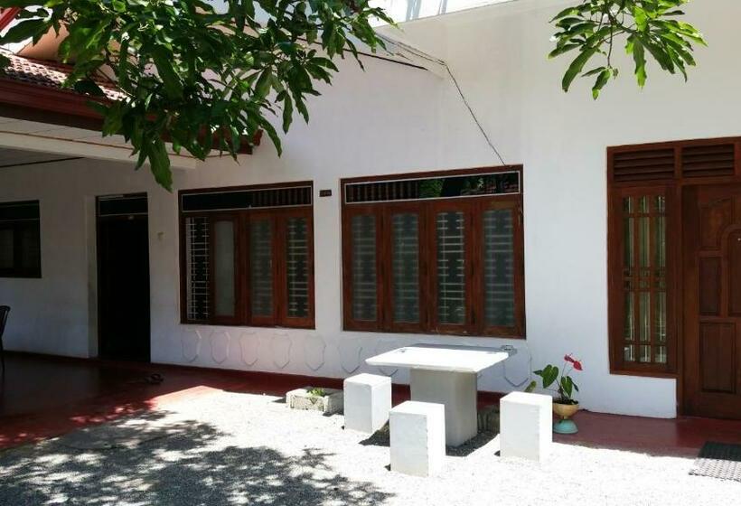 פנסיון Desitha Family House