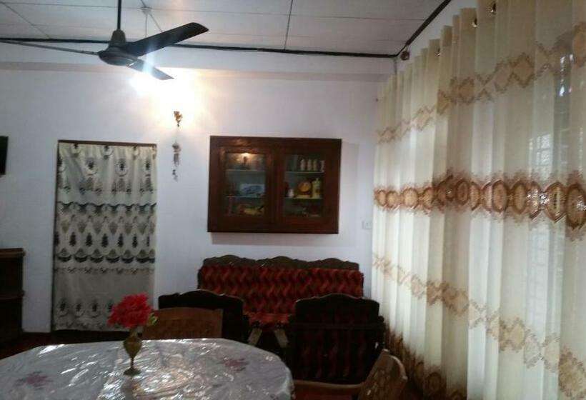 פנסיון Desitha Family House