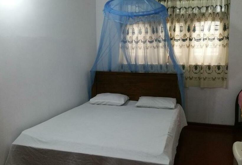 פנסיון Desitha Family House