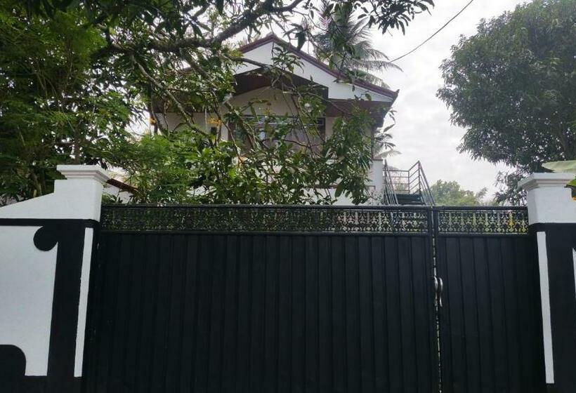 פנסיון Desitha Family House