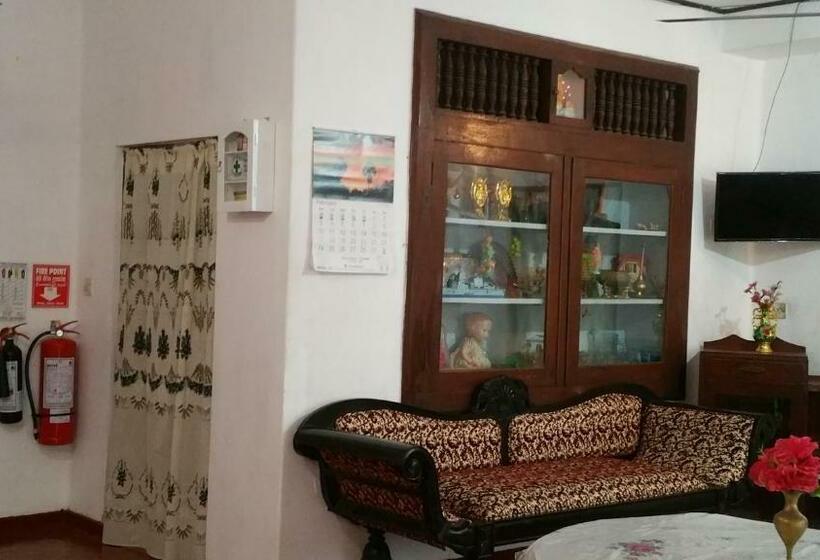 פנסיון Desitha Family House