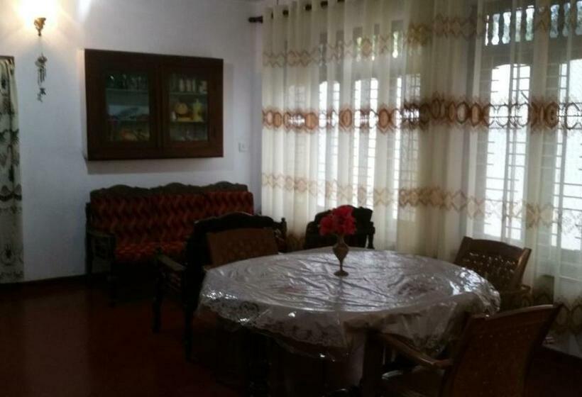 פנסיון Desitha Family House