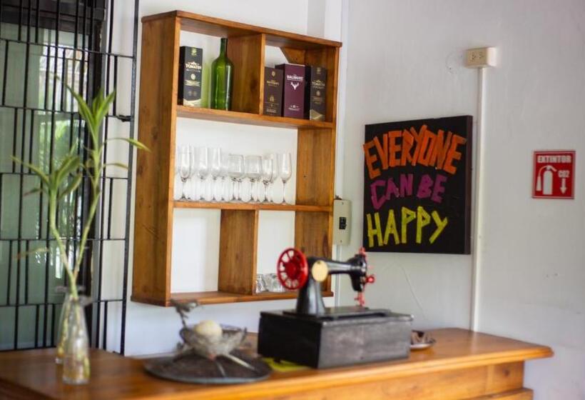 پانسیون Manakin Hostal & Resto