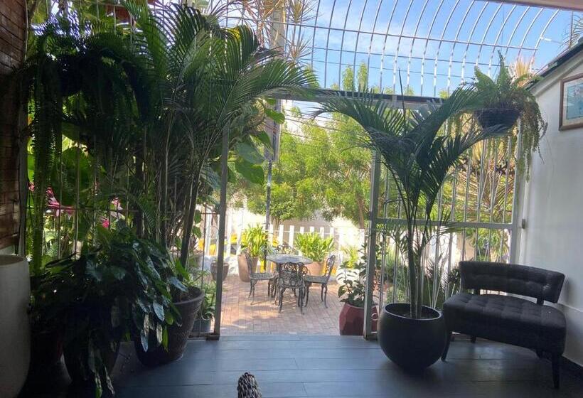 پانسیون Manakin Hostal & Resto