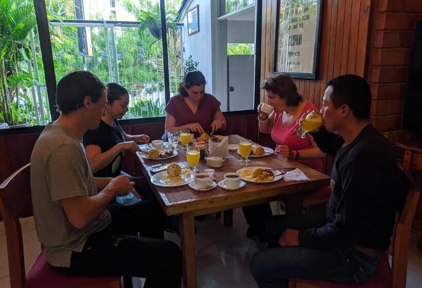 پانسیون Manakin Hostal & Resto