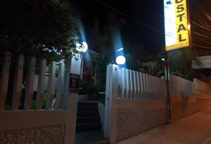 پانسیون Manakin Hostal & Resto