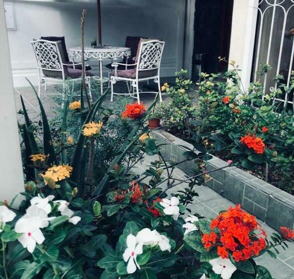 پانسیون Villa Garza Inn