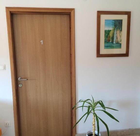 פנסיון 16 Lakes Guesthouse