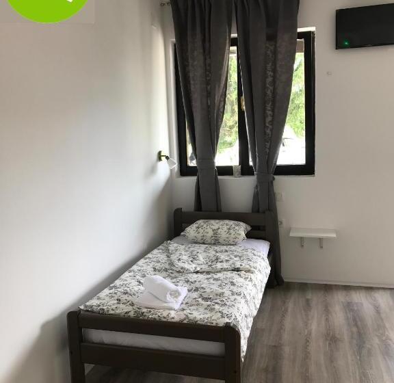 פנסיון 16 Lakes Guesthouse