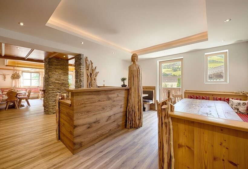 פנסיון Atelier Garni Astei