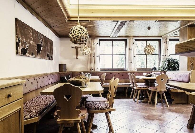 פנסיון Atelier Garni Astei