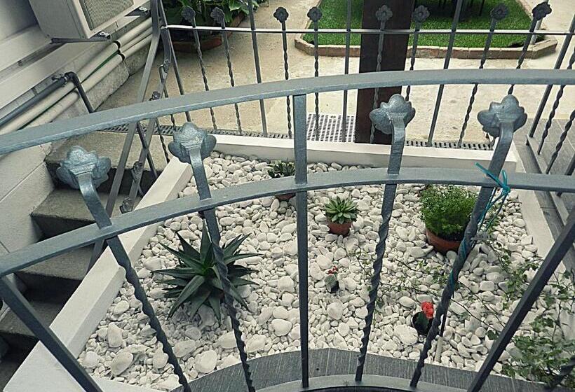פנסיון Jualis Guest House
