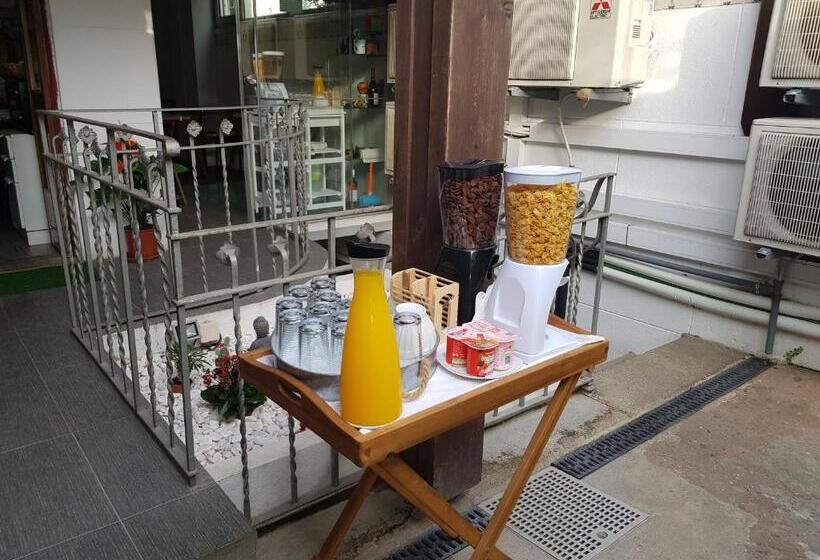פנסיון Jualis Guest House