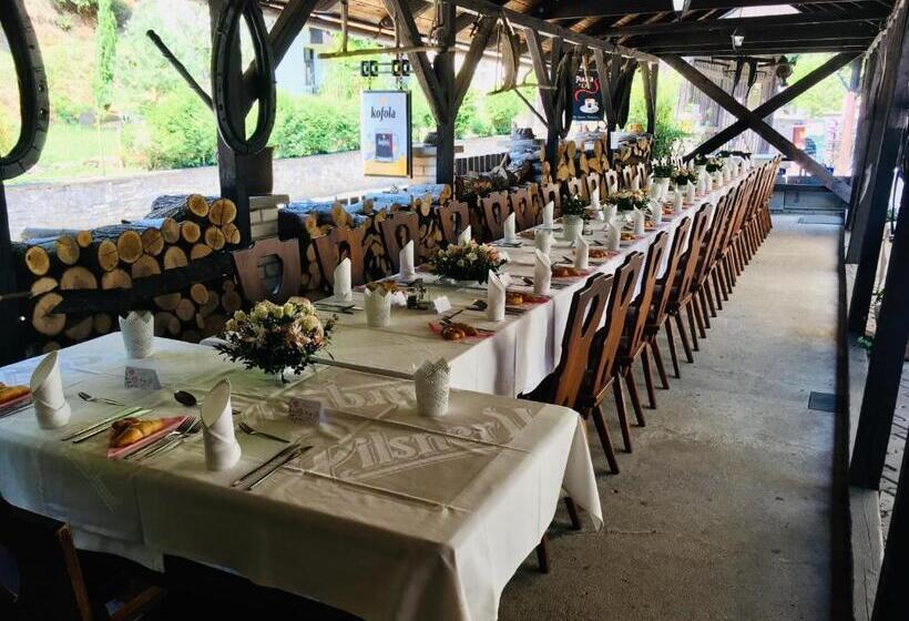 ペンション Restaurant A Penzion Pod Draci Skalou