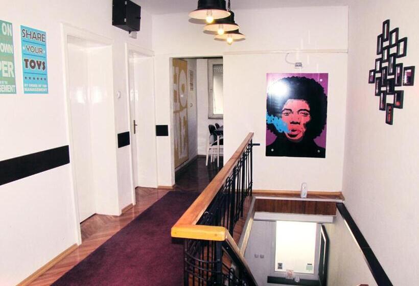 پانسیون The House Apartments & Guest Rooms