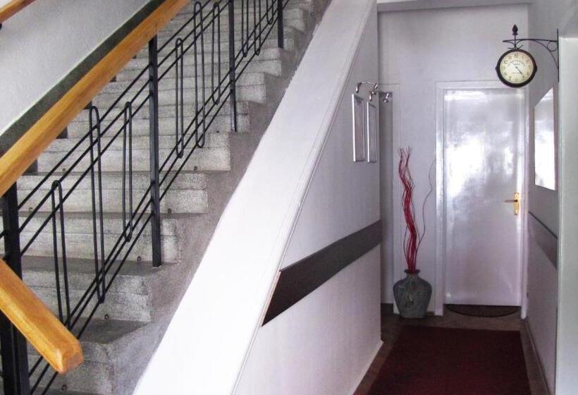 پانسیون The House Apartments & Guest Rooms