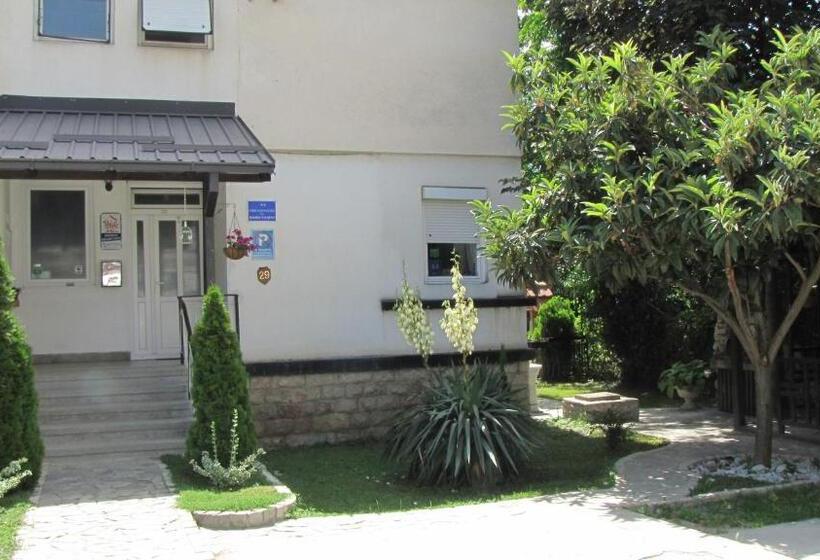 پانسیون The House Apartments & Guest Rooms