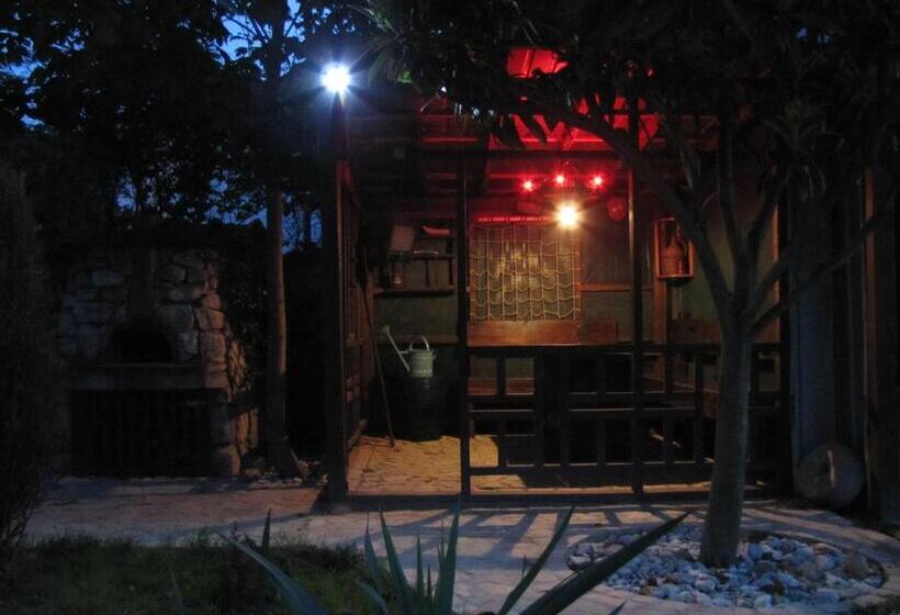 پانسیون The House Apartments & Guest Rooms