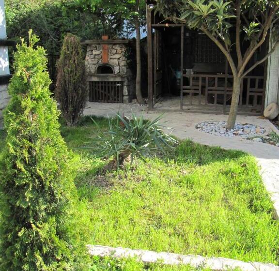 پانسیون The House Apartments & Guest Rooms