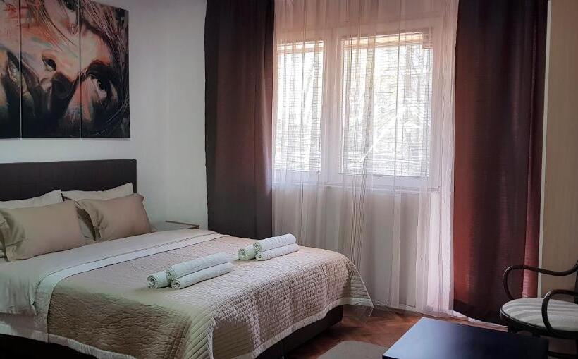 پانسیون The House Apartments & Guest Rooms