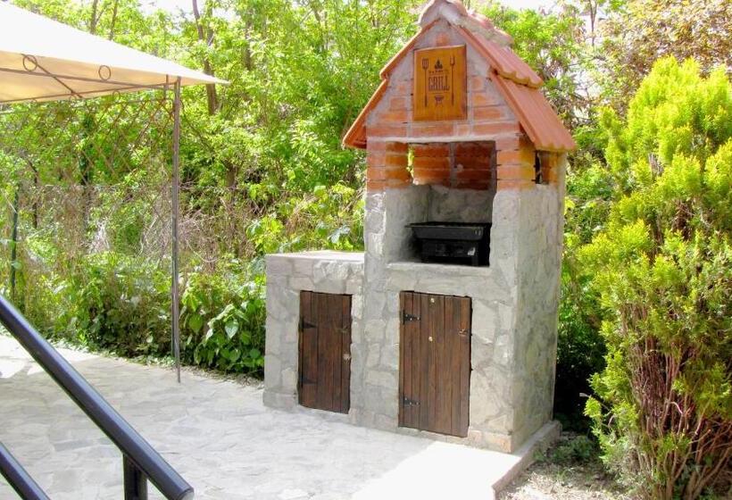 پانسیون The House Apartments & Guest Rooms