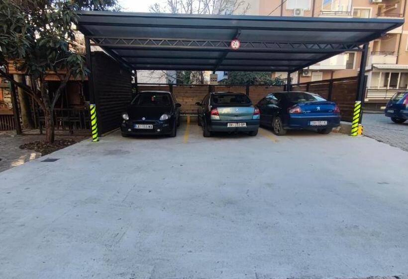 پانسیون The House Apartments & Guest Rooms