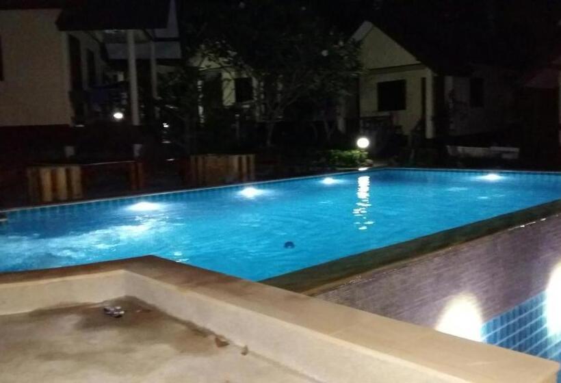 Общежитие Baansanook Resort & Swimming Pool