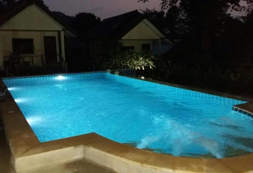 Общежитие Baansanook Resort & Swimming Pool