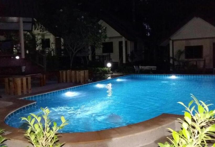 Общежитие Baansanook Resort & Swimming Pool