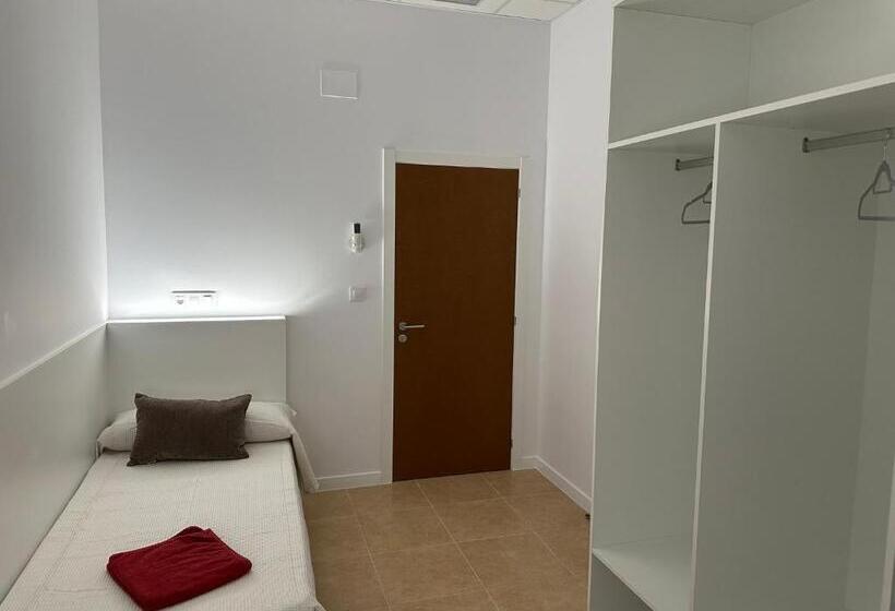 Albergue O Pedrón Hostel & Rooms