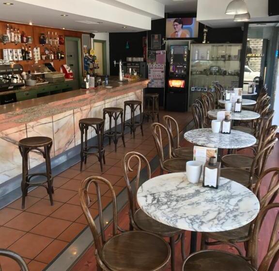 Albergue O Pedrón Hostel & Rooms