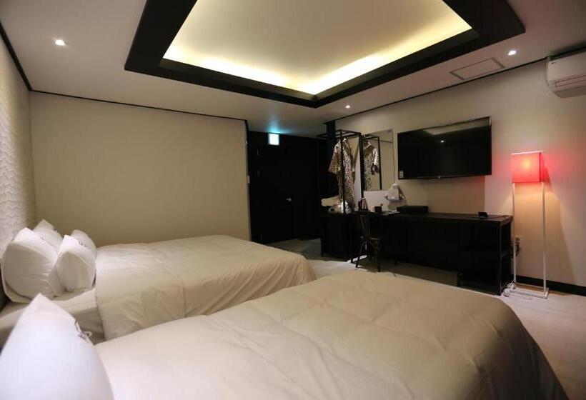 هتل Gupo Station Almond