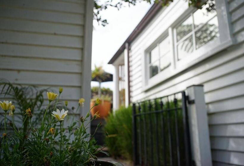 تختخواب و صبحانه Issey Manor