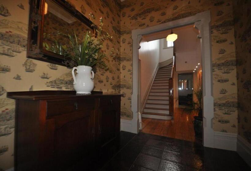 تختخواب و صبحانه Issey Manor