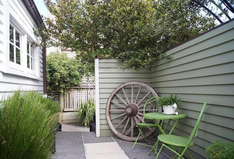 تختخواب و صبحانه Issey Manor