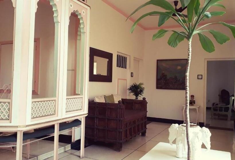 Отель Centre Point