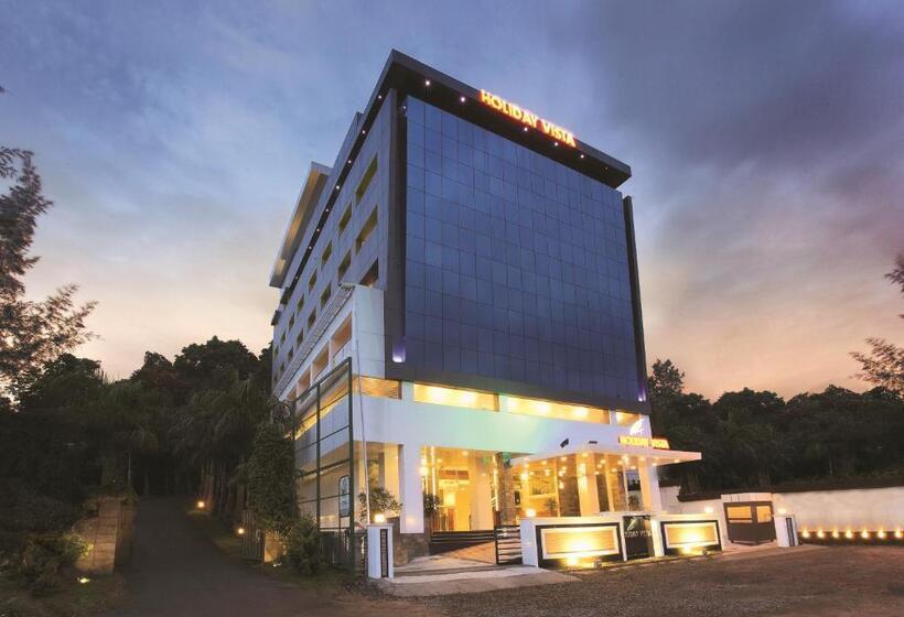 Holiday Vista Thekkady A Premium Hotel Near Periyar Wild Life Sanctuary With Sky View Pool