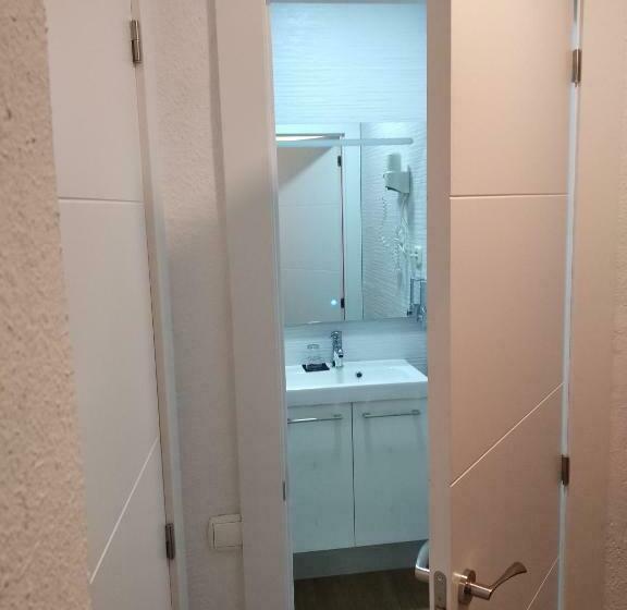 بنسيون Hostal Restaurante Cornella