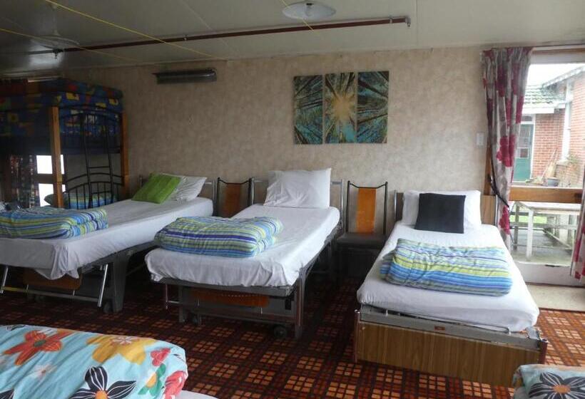 הוסטל Thomas's Catlins Lodge And Camp Ground